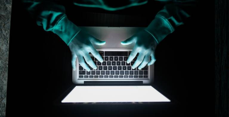 איש מקליד על מקלדת