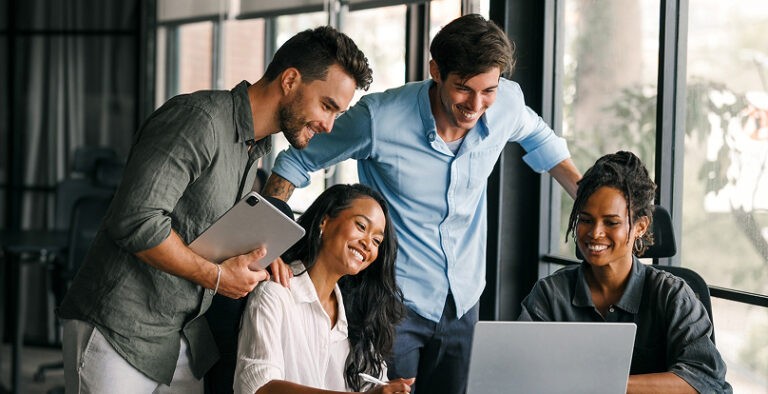 תמונה של 3 עובדים 
2 גברים ואישה 