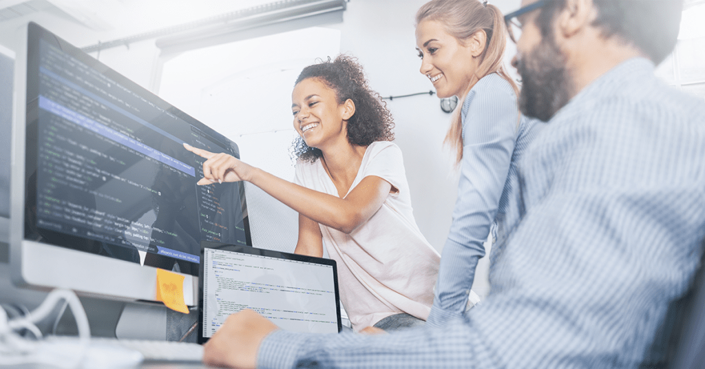 3 עובדים מול מחשב במשרד